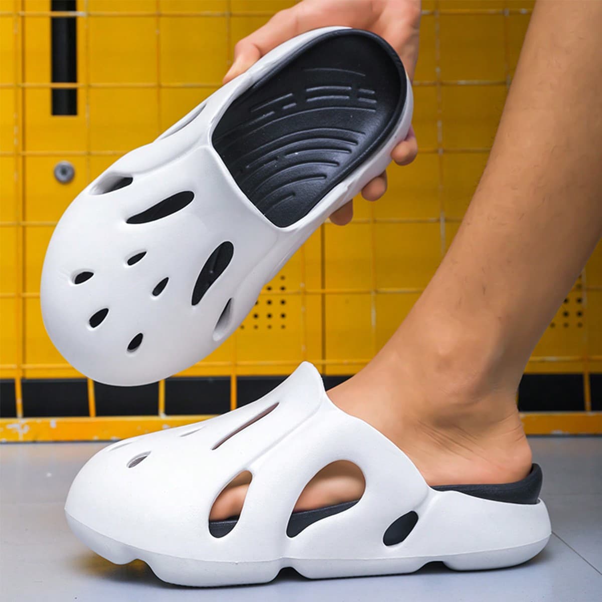 Sandales de plage respirantes pour hommes avec creux, pantoufles tendances antidérapantes à semelle épaisse, chaussures d'été pour l'extérieur