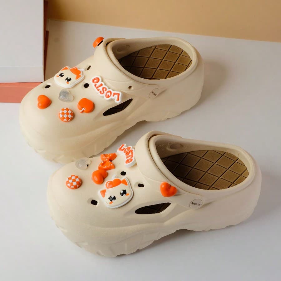 Chaussures épaisses pour femmes avec trous, populaires et à la mode, semelle à gâteau rehaussante antidérapante mignonne à dessin animé pour la